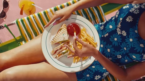 Heinz Ketchup Advert - Woman Holding A Plate With Food