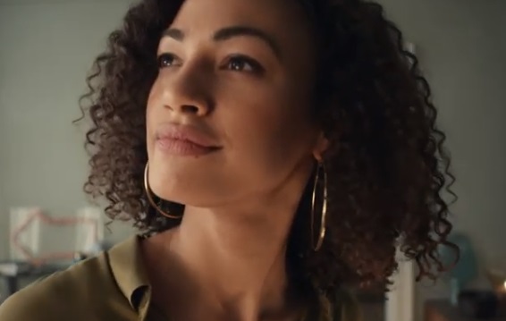 Command Commercial Curly Girl