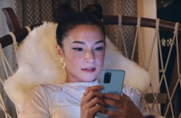 Samsung Galaxy S20 Commercial / TV Advert - Girl Watching Netflix Shows