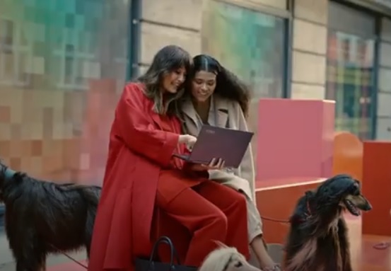 Lenovo YOGA Commercial - Girls with dogs
